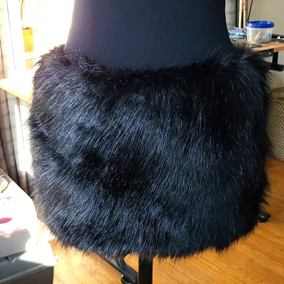 Evening mini dress. Black, wool/lace and faux fur. - Picture 5 of 6